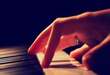 B体育:成人女星:初恋男友让我爱上阿森纳,画人体彩绘看球想让大家记住.